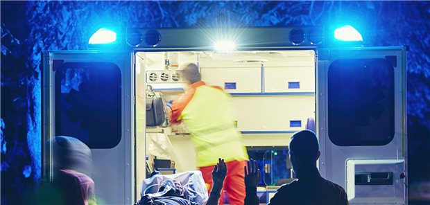 Bei Zustandsverschlechterung gleich per Krankenwagen in die Klinik? Für Heimpatienten wird dieser Weg häufig gewählt.