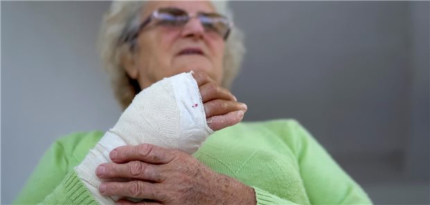 Ältere Dame mit Verband.