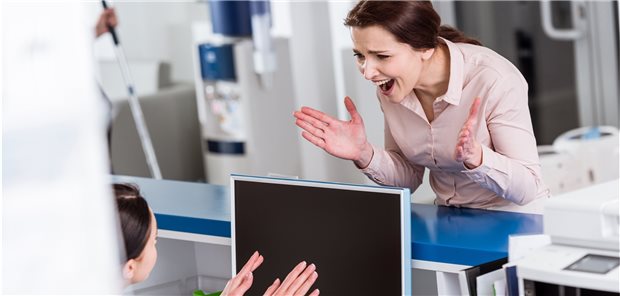 Bei aggressiven Patienten hilft nur Deeskalation: Dabei sollten die MFA ruhig, aber bestimmt Grenzen setzen.