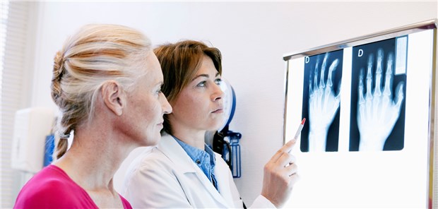 Bei aktiver Erkrankung sollten Kontrollen der Krankheitsaktivität häufig erfolgen.