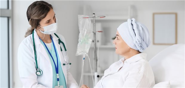 Impflücken bei onkologischen Patienten zügig schließen Bei allen Krebspatienten mit Immunsuppression sollte vor Therapiebeginn der klinische Impfstatus überprüft werden (Symbolbild mit Fotomodellen).