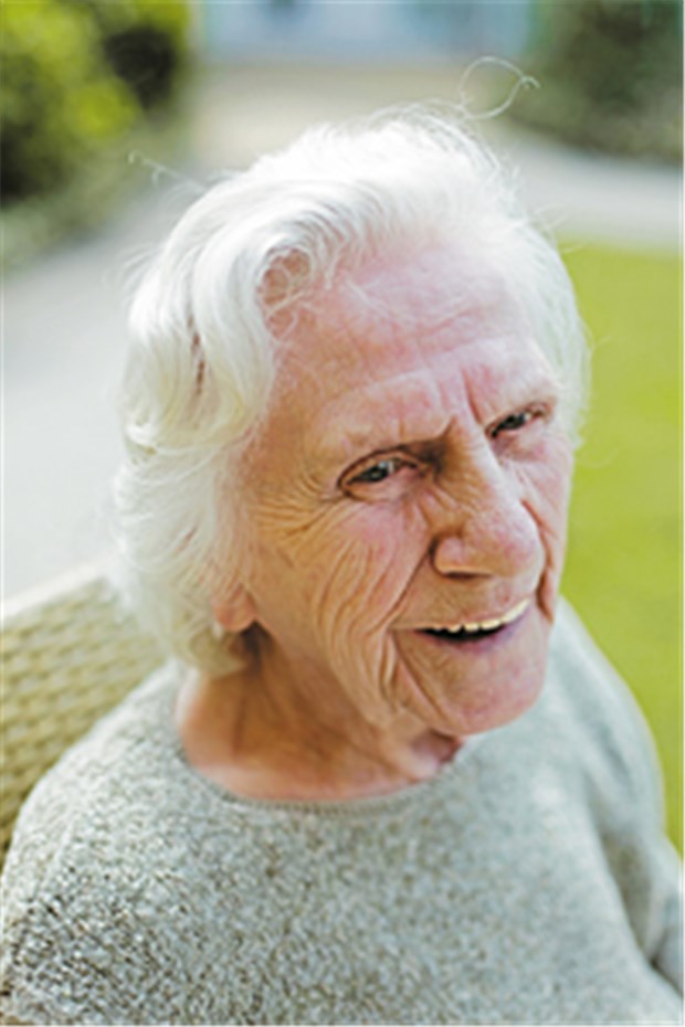 Alte Menschen mit Krebs - zu alt für eine Tumortherapie? Bei alten Patienten hilft ein geriatrisches Assessment, um die individuelle therapeutische Belastbarkeit abzuschätzen.