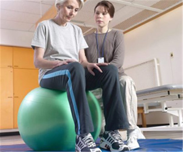 Chirurg in der Regressfalle Bei alten Patienten sowie bei orthopädischen Schäden geht meist kein Weg an einer Physio- und Ergotherapie vorbei.