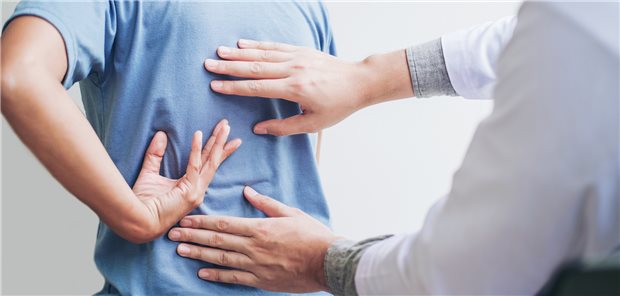 Bei anhaltenden Rückenschmerzen können auch die peripheren Nerven geschädigt sein.