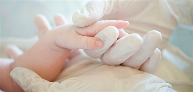 Bei bestimmten Verletzungen bei Kindern sollten Ärzte hellhörig werden - sie könnten durch Missbrauch entstanden sein.