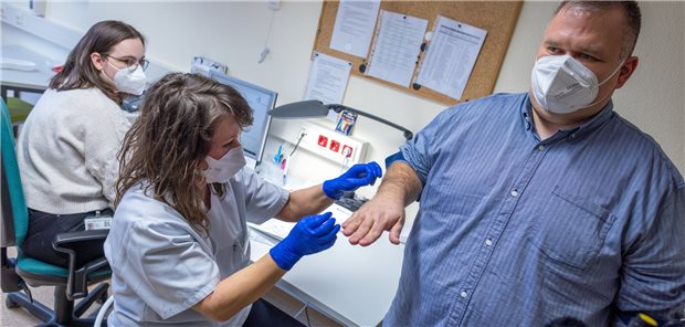 Bei dem 45 Jahre alte Probanden Fabian Feldt wird von Humanbiologin Karen Salewski (M) die Hand und die Fingergelenke vermessen. Die Daten werden von Assistentin und Medizinstudentin Josefin Grabow (l) am Computer erfasst. Seit 1997 werden Erwachsene aus Vorpommern in der weltweit umfangreichsten Langzeitstudie SHIP regelmäßig medizinisch untersucht. Der Verwaltungsbetriebswirt Feldt ist der 10.000 Proband.