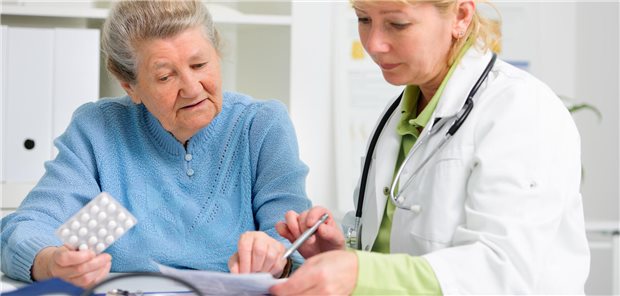 Eine Ärztin unterstützt eine ältere Patientin dabei eine „informierte Entscheidungen“ zur Einnahme von Plätchenhemmern und Atikoagulanzien zu treffen.