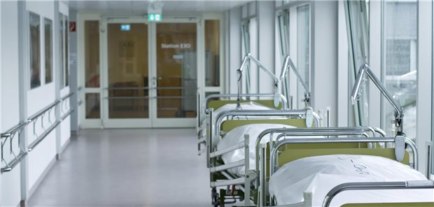 leere Betten auf Krankenhaus Flur