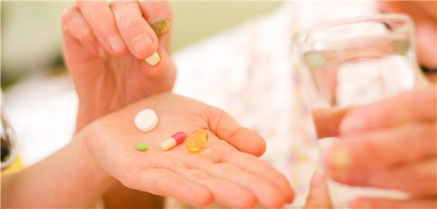 Erhalten todkranke Patienten zu lange präventive Arzneien? Bei den untersuchten älteren Krebspatienten erhöhte sich die Zahl der verordneten Arzneimittel im letzten Lebensjahr im Mittel von 6,9 auf 10,1.