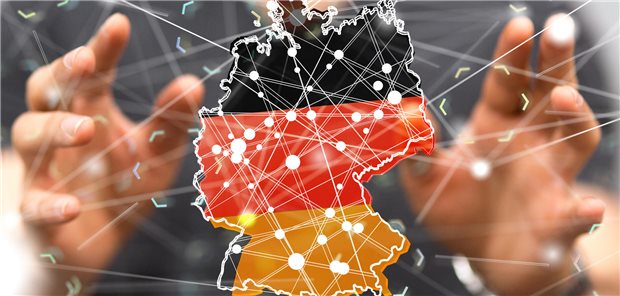 Eine Deutschlandkarte zwischen zwei Händen