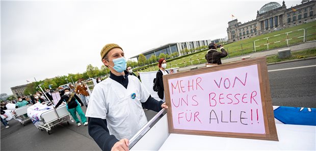 Wo die Bürger großen Reformbedarf in der Gesundheitspolitik sehen Bei der Aktion „Der Pflege geht die Luft aus“ wiesen Demonstranten im Mai auf den Personalmangel in Pflegeeinrichtungen hin. Auch die Bürger sind mehrheitlich der Meinung, dass das Gesundheitssystem mit mehr Personal ausgestattet werden muss.