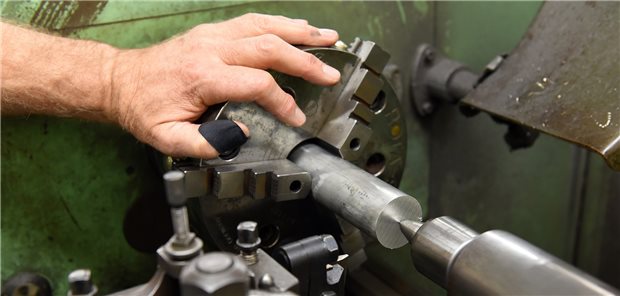 Bei der Arbeit als Zerspanungsmechaniker gibt es häufig Kontakt mit Schmiermitteln und Metallen. Manche Menschen reagieren mit allergischen Hauterscheinungen. (Archivbild)