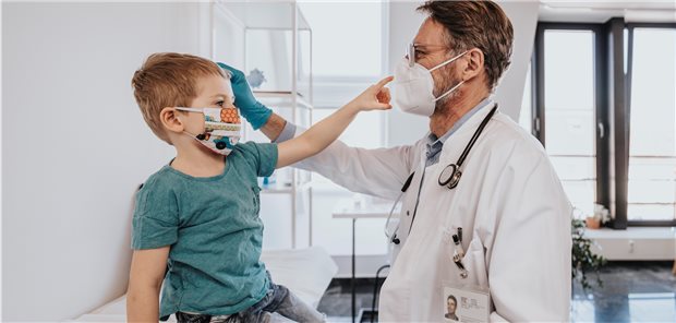 Bei der Behandlung ist rumalbern erlaubt, bei der Privatliquidation dann aber nicht mehr. Hier hört der Spaß auf, muss gerade bei Eltern, die nicht sorgeberechtigt sind, aber bei denen das Kind versichert ist, von allen die Einwilligung zur Weitergabe der Daten an Abrechnungsdienstleister eingeholt werden.