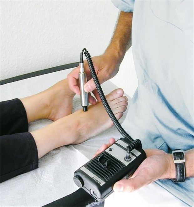 Durchblutungsstörungen auf der Spur Bei der Bestimmung des Knöchel-Arm-Indexes werden die Fußpulse mit einem Doppler-Gerät gemessen.