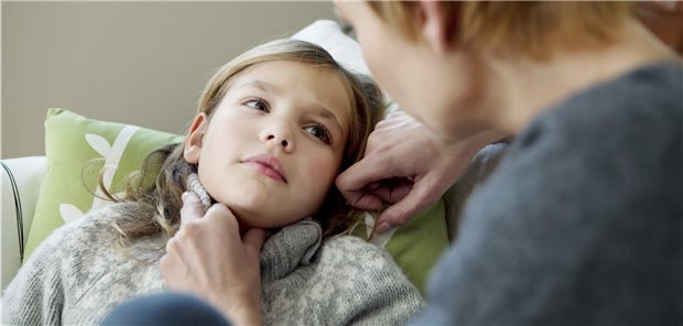 Bei der Betreuung eines grippekranken Kindes besteht ein hohes Ansteckungsrisiko (Symbolbild).