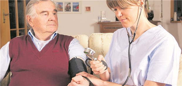 Bei der Betreuung von Demenzkranken können besonders qualifizierte MFA bzw. VERAH den Arzt unterstützen.