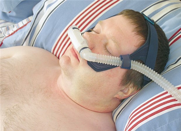 Herzinsuffizienz und Atmungsstörung? Da kann adaptive Servoventilation nötig sein Bei der CPAP-Therapie wird im Schlaf Atemluft mit einem leichten Überdruck zugeführt.