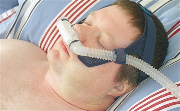 Dick und Apnoen: Beatmung lindert metabolisches Syndrom Bei der CPAP-Therapie wird während des Schlafens Atemluft mit einem leichten Überdruck zugeführt. Das hält den Rachen offen.