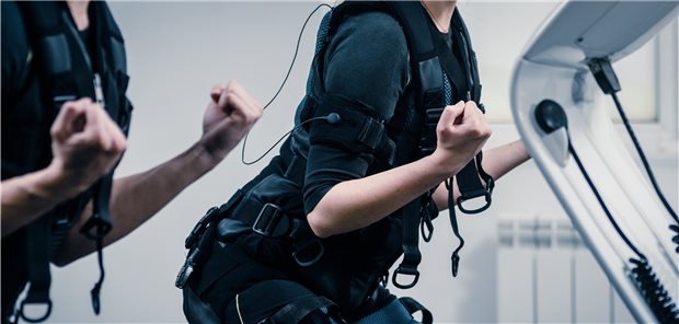 Sport hilft auch schwerkranken Krebspatienten Bei der Elektromyostimulation werden Muskelzellen gezielt durch elektrische Reize erregt. In Kombination mit Bewegung verstärkt sich der Effekt des Trainings.