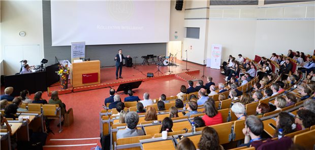 „Zuwendung auf Rezept“: DEGAM-Kongress betont Kraft der Allgemeinmedizin Bei der Eröffnung des DEGAM-Kongresses in Hannover waren sich die Zuhörer mit Redner Ulrich Schnabel einig: Allgemeinmedizin ist mehr als medizinische Versorgung.