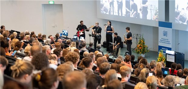 Bei der Eröffnung des DEGAM-Kongresses war der Hörsaal voll besetzt. Medizinstudierende der Initiative „Musik macht munter“ spielten während der Veranstaltung.
