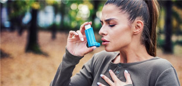 Frau mit Inhalator