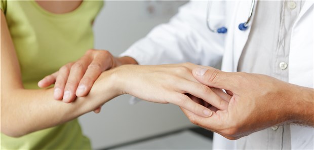 Bei der Früherkennung von RA ist es wichtig, nicht nur die Gelenke zu checken.