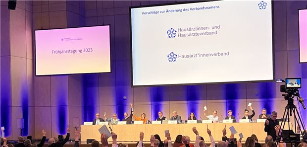 Bei der Frühjahrstagung des Deutschen Hausärzteverbands entschied sich die Mehrheit der Delegierten für den neuen Namen Hausärztinnen- und Hausärzteverband.
