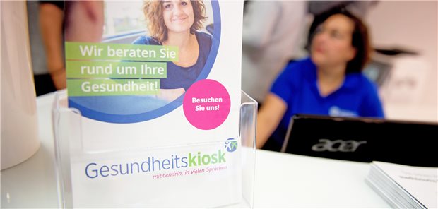 Bei der Gesetzesvorlage zu den Gesundheitskiosken müsse Gesundheitsminister Lauterbach in die Puschen kommen, fordern Oppositionspolitiker. Im Bild ein Aufsteller im Gesundheitskiosk Hamburg-Billstedt.