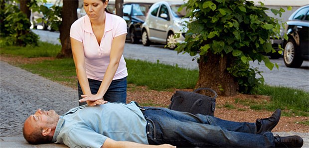 Wiederbelebung ist ein Knochenbrecher Bei der Herzdruckmassage kann schon mal eine Rippe brechen - aber wenn damit ein Leben gerettet werden kann, ist das ein recht geringer Preis.
