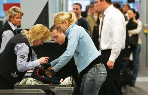 Herztabletten können Bombenalarm auslösen Bei der Kontrolle von Handgepäck am Flughafen kann es unliebsame Überraschungen geben. © Imago