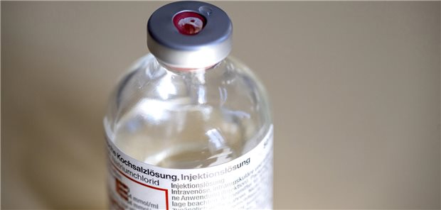Lauterbach will Import von Kochsalzlösung erlauben Ein Fläschchen mit Kochsalzlösung