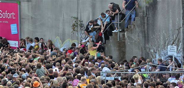 Feuerwehrmann zieht vor Gericht Bei der Massenpanik auf der Loveparade 2010 starben 21 Menschen.