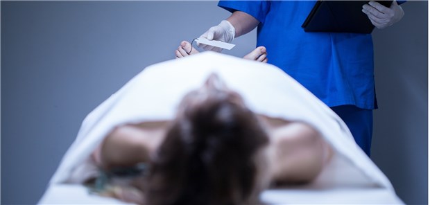 Bei der Obduktion eines Spenders können sich wichtige Informationen ergeben.