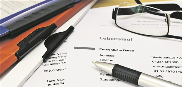 Bei der Personalauswahl sollten sich Ärzte nicht alleine auf die Bewerbungsunterlagen verlassen.