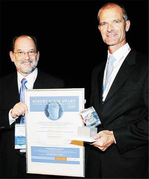 Infliximab erhält hohe Auszeichnung Bei der Preisübergabe: Professor Thomas Unger, Direktor des Instituts für Pharmakologie, Charité Berlin; rechts: Dr. Uwe Ernst, Medizinischer Direktor der Essex Pharma GmbH.