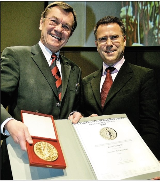 Galenus-Preis verliehen Bei der Preisverleihung: Dr. Hagen Pfundner (re.), Vorstand von Roche Pharma, nimmt den Galenus-von-Pergamon-Preis 2007 von Professor Erland Erdmann aus Köln, Präsident der Galenus-Jury, entgegen.