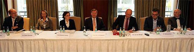 Galenus-Preis für Arznei-Innovationen und Grundlagenforschung verliehen Bei der Pressekonferenz anlässlich der Galenus-Preisverleihung: (von li): Dr. Engelbert Günster, Dr. Diane Seimetz, Dr. Kristina Lorenz, Professor Erland Erdmann, Wolfgang van den Bergh, Stephan Schumacher, Dr. Thomas Thiekötter