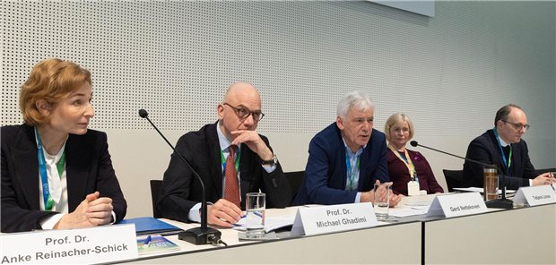 Die Pressekonferenz zum DKK 2026 mit zahlreichen Menschen auf dem Podium.