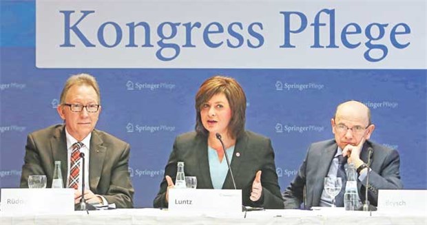 Generalistik kommt auf den Prüfstand Bei der Reform der Pflegeausbildung uneins: Der Pflegebeauftragte der Unionsfraktion Erwin Rüddel (CDU), die Pflegedirektorin der Uniklinik Dresden Jana Luntz und Eugen Brysch von der Stiftung Patientenschutz.(v.l.)