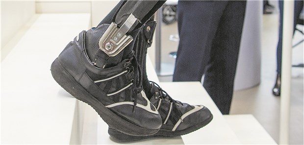 Drehscheibe für smarte Assistenzsysteme Bei der Rehacare in Düsseldorf führt ein Mann, der an einer Kinderlähmung leidet, am Mittwoch das Orthesensystem C-Brace vor.