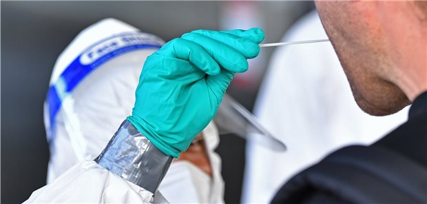 Bei der Testung auf SARS-CoV-2 sollen die Arztpraxen in Schleswig-Holstein entlastet werden. Das DRK soll die Testzentren übernehmen.