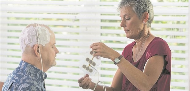 Sind Wechselstromhauben bei Glioblastom mehr als nur ein Strohhalm? Bei der Tumorfeldtherapie sollen elektrische Wechselfelder das Krebswachstum stoppen.
