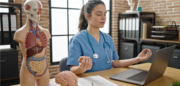 Bei der Übung „Drei Minuten Atemraum“ geht es etwa darum, die aktuelle Tätigkeit für drei Minuten zu unterbrechen und bewusst in sich hineinzuhören. (Symbolbild)