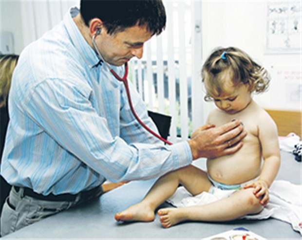 Pädiater rügen Kinderschutzgesetz als Placebo Bei der Untersuchung beim Pädiater können Misshandlungen oder Verhaltensstörungen sichtbar werden.