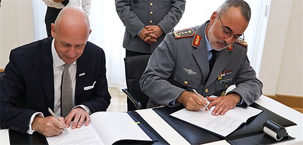 BG Kliniken kooperieren mit Bundeswehr Bei der Unterzeichnung der Vereinbarungen: lingks Reinhard Nieper (Vorsitzender Geschäftsführung BG Kliniken) und rechts Generaloberstabsarzt Dr. med. Ulrich Baumgärtner (Inspekteur Sanitätsdienst Bundeswehr).