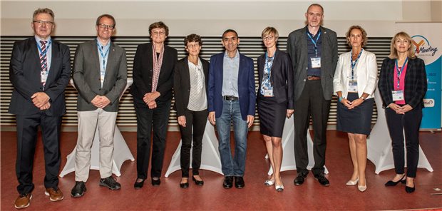 Deutscher Immunologie-Preis: Vier Forscherinnen und Forscher geehrt Bei der Verleihung des Deutschen Immunologie-Preises dabei: v.l.n.r. R. Förster (DGfI), C. Watzl (DGfI) K. Karikó, Ö. Türeci und U. Sahin (Preisträger*innen 2022), S. Leue (AbbVie Deutschland, Sponsor), T. Boehm (Preisträger 2020), C. Falk (DGfI) & E. Jensen-Jarolim (ÖGAI).