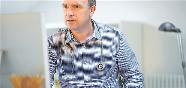 Bei der Verordnung von Cannabispräparaten bestehen bei Ärzten nach wie vorUnsicherheiten.  (Symbolbild mit Fotomodell) 