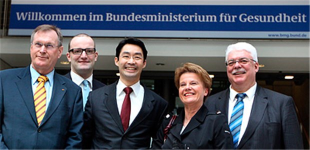 Koalition erhöht Arznei-Zwangsrabatt - Enges Vertragskorsett für Innovationen Bei der Vorstellung des Eckpunktepapiers am Freitag in Berlin (v.l.): Johannes Singhammer (CSU), Jens Spahn (CDU), Minister Philipp Rösler (FDP), Ulrike Flach (FDP) und Heinz Lanfermann (FDP). © dpa - Bildfunk