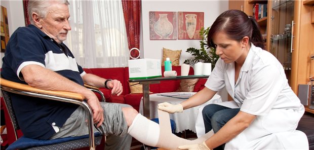 Aus für antimikrobielle Wundauflagen beim diabetischen Fuß? Bei der Wundversorgung von Kassenpatienten könnte nach dem GBA-Beschluss zur Verbandmittelabgrenzung ein Paradigmenwechsel anstehen, wenn bestimmte Wundauflagen nicht mehr erstattungsfähig sein sollten.